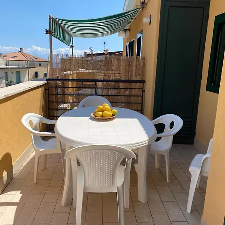 La Punta Della Signora Apartment *